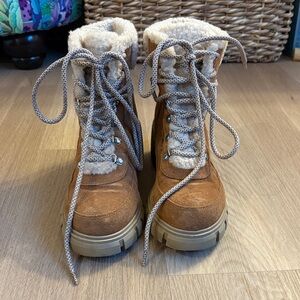 Cozy Brown Lace-Up Boots with Shearling Lining